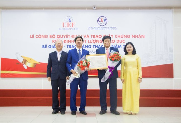 Trao chứng nhận kiệm định và bằng thạc sĩ uef 8