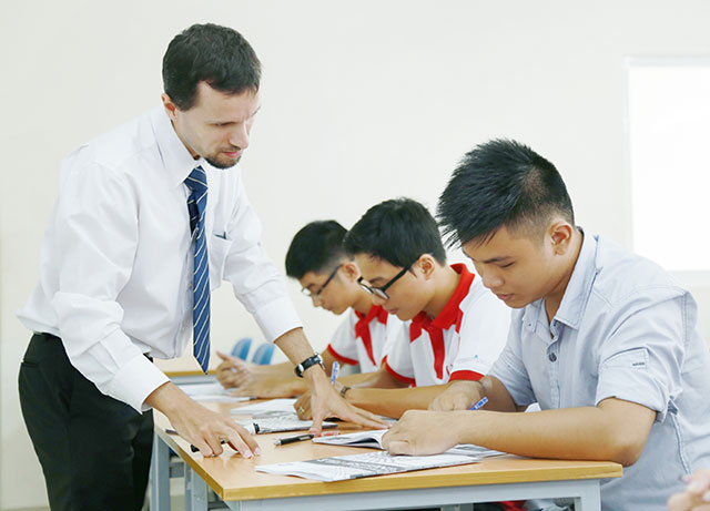 UEF cung cấp Chương trình “tiếng Anh dự bị” và “tiếng Anh tăng cường” nhằm giúp sinh viên tự tin hơn trong quá trình học tập tại UEF