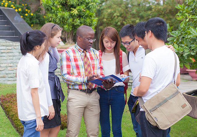 Giảng viên sẵn sàng đồng hành cùng sinh viên trong học tập và công việc