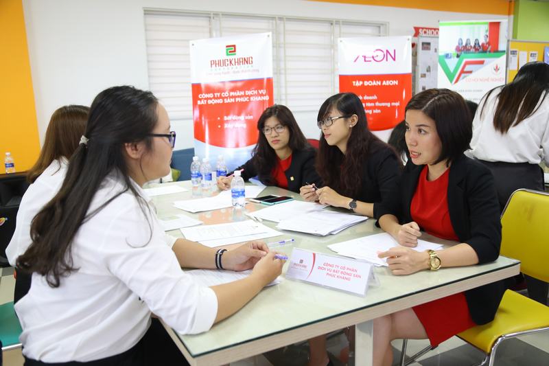 Thêm nhiều kinh nghiệm thực tế từ buổi Mock – interview cho sinh viên UEF