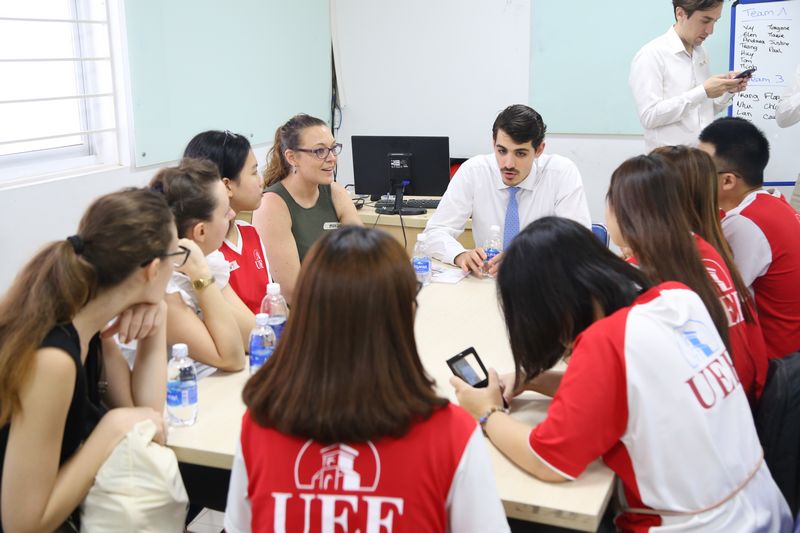 Học viên Pháp đặc biệt ấn tượng với sự tự tin, năng động của sinh viên UEF 6