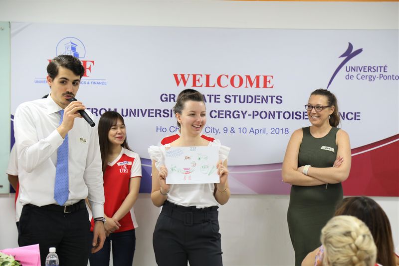 Học viên Pháp đặc biệt ấn tượng với sự tự tin, năng động của sinh viên UEF 2