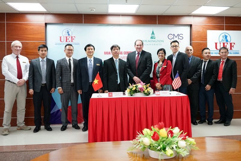 ký kết đại học Wilmington 7