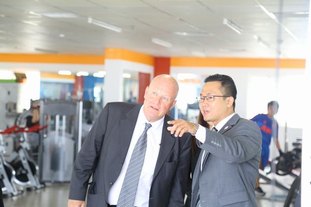 Đại diện Đại học tham quan cơ sở vật chất của UEF 1