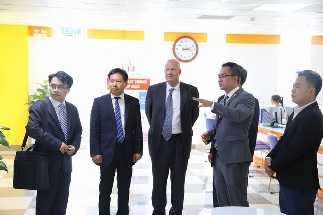 Đại diện Đại học tham quan cơ sở vật chất của UEF 2