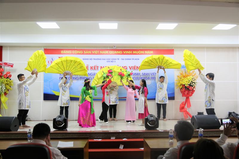 Các tiết mục văn nghệ sôi động, vui tươi mang không khí Tết tràn ngập Hội trường 1