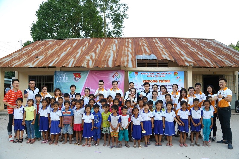 Giáng sinh tình nguyện 2017 UEF