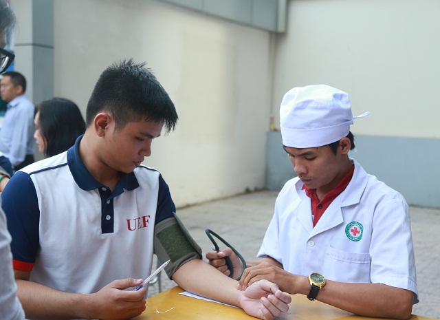 Đội ngũ bác sỹ kiểm tra thể trạng, tư vấn và giải đáp cặn kẽ những băn khoăn liên đến việc hiến máu