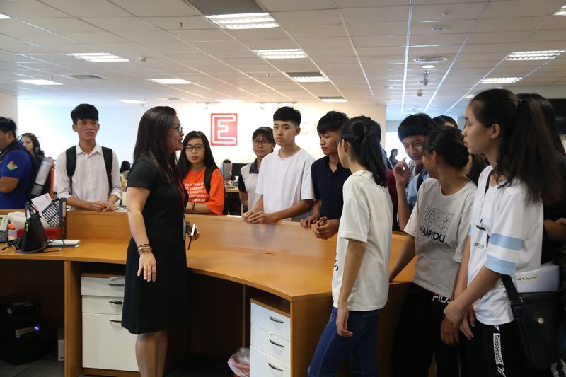 Tham quan tòa soạn báo 6