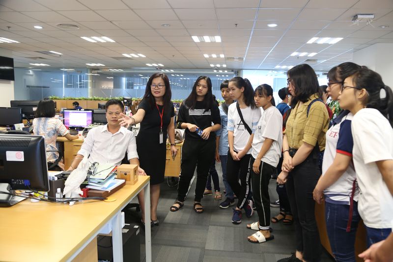 Tham quan tòa soạn báo 5