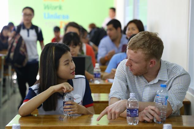 Học viên MBA Dartmouth ấn tượng trước sự năng động, hiếu khách của UEF