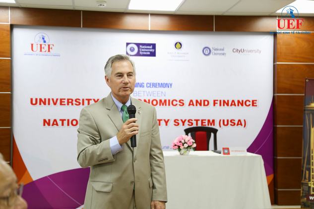 UEF và NUS ký kết hợp tác: Bước tiến mới trên lộ trình đào tạo song ngữ